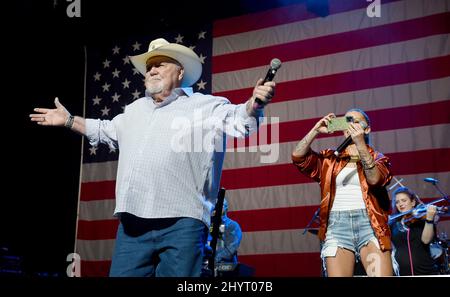 Johnny Lee et Cherish Lee se sont produits pendant le Jam volontaire : un salut musical à Charlie Daniels au Bridgestone Arena le 18 août 2021 à Nashville, TN. Banque D'Images
