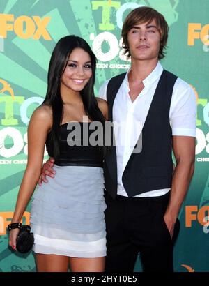 Vanessa Hudgens et Zac Efron participant aux Prix Teen Choice 2008 arrivées à l'amphithéâtre Gibson de Universal City Walk, Californie. Banque D'Images