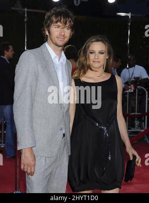 Alicia Silverstone et son mari Christopher Jarecki lors de la première du « Tropic Thunder » de Los Angeles, qui s'est tenue au Mann Village Theatre de Westwood, en Californie. Banque D'Images