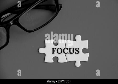 Texte sur le puzzle manquant - Focus. Sur fond gris. Concept d'entreprise Banque D'Images