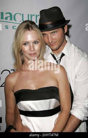 Jennie Garth et Peter Facinelli arrivent pour la première partie du réseau CW 90210 à Malibu. Banque D'Images