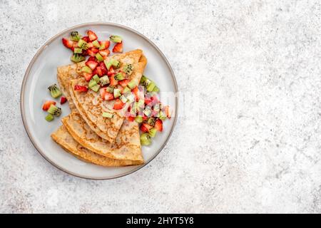 Crêpes saines aux fruits, kiwi et fraise. Petit déjeuner français sain Banque D'Images