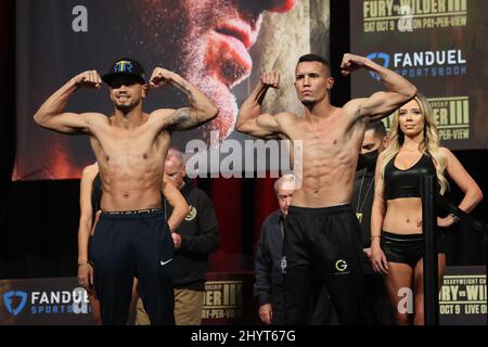 Robeisy Ramirez, Orlando Gonzalez sur scène lors de la pesée pour le Tyson Fury contre le Deontay Wilder III World Heavyweight Championship lutte à la MGM Grand Garden Arena le 8 octobre 2021 à Las Vegas, Nevada. Banque D'Images