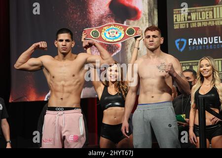 Edgar Berlanga, Marcelo Esteban Coceres sur scène lors de la prise de poids pour le Tyson Fury contre Deontay Wilder III World Heavyweight Championship combat à la MGM Grand Garden Arena le 8 octobre 2021 à Las Vegas, Nevada. Banque D'Images