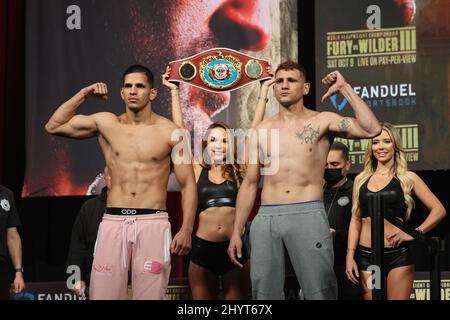 Edgar Berlanga, Marcelo Esteban Coceres sur scène lors de la prise de poids pour le Tyson Fury contre Deontay Wilder III World Heavyweight Championship combat à la MGM Grand Garden Arena le 8 octobre 2021 à Las Vegas, Nevada. Banque D'Images