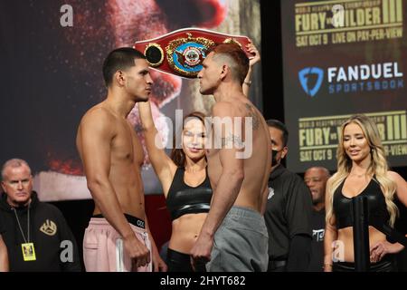 Edgar Berlanga, Marcelo Esteban Coceres sur scène lors de la prise de poids pour le Tyson Fury contre Deontay Wilder III World Heavyweight Championship combat à la MGM Grand Garden Arena le 8 octobre 2021 à Las Vegas, Nevada. Banque D'Images