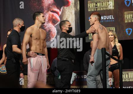 Edgar Berlanga, Marcelo Esteban Coceres sur scène lors de la prise de poids pour le Tyson Fury contre Deontay Wilder III World Heavyweight Championship combat à la MGM Grand Garden Arena le 8 octobre 2021 à Las Vegas, Nevada. Banque D'Images