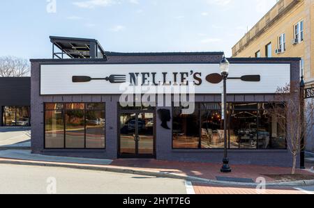 BELMONT, NC, USA-8 MARS 2022: Nellie's Southern Kitchen on main St. Storefront and Sign. Banque D'Images