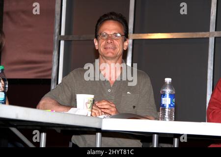 Peter Scolari, acteur de télévision et de scène qui a cojoué dans la comédie télé à succès de 1980 Bosom Buddies, est décédé vendredi matin après une bataille de deux ans contre le cancer. Il avait 66 ans Peter Scolari 'les mensonges de White' - première table coulée lue. Tenue à New World stages le 24 mars 2010. Banque D'Images