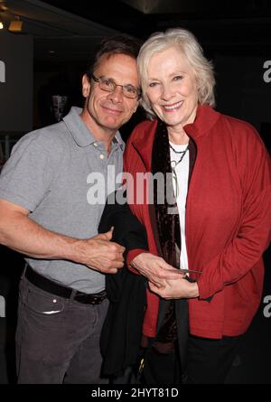 Peter Scolari, acteur de télévision et de scène qui a cojoué dans la comédie télé à succès de 1980 Bosom Buddies, est décédé vendredi matin après une bataille de deux ans contre le cancer. Il avait 66 ans, Peter Scolari et Betty Buckley, 'ImaginOcean', la nuit d'ouverture. Tenue à New World stages le 31 mars 2010. Banque D'Images