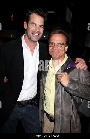 Peter Scolari, acteur de télévision et de scène qui a cojoué dans la comédie télé à succès de 1980 Bosom Buddies, est décédé vendredi matin après une bataille de deux ans contre le cancer. Il avait 66 ans Tuc Watkins et Peter Scolari 'White's Lies' 1st Preview Show. Tenue à New World stages le 12 avril 2010. Banque D'Images