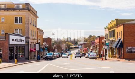 BELMONT, NC, USA-8 MARS 2022: Grand angle vue au sud sur main Street à partir de l'angle 100 N. main. Ensoleillé, jour de printemps. Banque D'Images