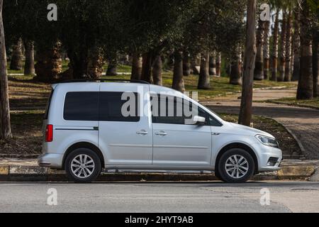 Side, Turquie -18 février 2022: Silver Volkswagen Caddy est garée dans la rue lors d'une journée chaude avec la toile de fond d'un parc Banque D'Images