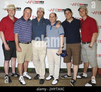 (De gauche à droite) Michael Gladis, Joel Murray, Jon Hamm, producteur Matthew Weiner, Rich Sommer et Aaron Staton arrivent au Mad Men Golf Classic de l'AFI, au El Caballero Country Club, Tarzana, Californie. Banque D'Images