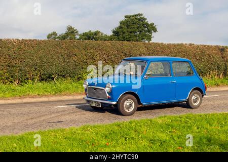 1976 70s années 70 British Leyland cars Blue Mini 850, 848cc essence petite voiture de ville en route vers Capesthorne Hall classique août car show, Cheshire, Royaume-Uni Banque D'Images