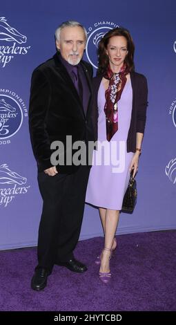 Dennis Hopper et sa femme Victoria Duffy assistent à la course du Championnat du monde de la coupe des éleveurs de 25th qui s'est tenue au parc Santa Anita à Arcadia. Los Angeles. Banque D'Images