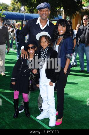 Will Smith, Jada Pinkett Smith et leurs enfants Willow Smith et Jaden Smith assistent à la première de Los Angeles de 'Sadagascar: Escape 2 Africa' qui s'est tenue au Mann Village Theatre à Hollywood. Banque D'Images