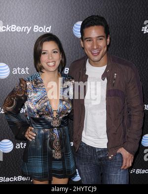 EVA Longoria Parker et Mario Lopez assistent à la BlackBerry Bold U.S. Launch Party, Los Angeles. Banque D'Images