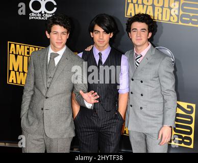 Nick Jonas, Joe Jonas et Kevin Jonas des frères Jonas assistant aux American Music Awards 2008 qui se tiennent au Nokia Theatre, Los Angeles. Banque D'Images