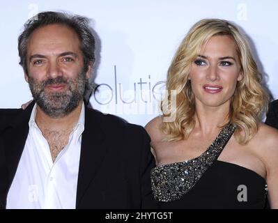 Sam Mendes et Kate Winslet participant à la première « Revolutionary Road » qui s'est tenue au Mann Village Theatre de Westwood. Los Angeles. Banque D'Images