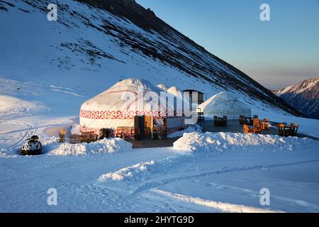 Hôtel et restaurant du complexe de maisons nomades Yurt à la station de ski de Shymbulak à Almaty, Kazakhstan. Hiver neige concept de tourisme de plein air. Banque D'Images