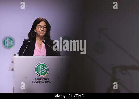 Heike ULLRICH, Secrétaire général du DFB, lors de son discours au Bundestag du DFB ordinaire de 44th le 11th mars 2022 à Bonn/Allemagne. Photo: Simon Hofmann/Getty Images/ Pool via FOTOAGENTUR SVEN SIMON, Banque D'Images