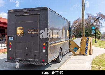 BELMONT, NC, USA-8 MARS 2022: UPS livraison STEP van avec de grandes boîtes de bicyclettes de marque Giant en cours de déchargement. Aucune personne visible. Banque D'Images