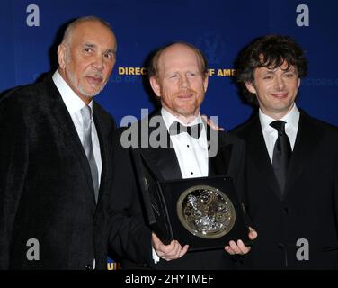 Frank Langella, Ron Howard et Michael Sheen dans la salle de presse des Prix annuels DGA 61st qui se tiennent au Hyatt Regency Century Plaza. Banque D'Images