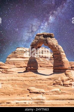 Délicate Arches National Park, UT, vue du point de vue inférieur avec une voie laiteuse la nuit. Banque D'Images