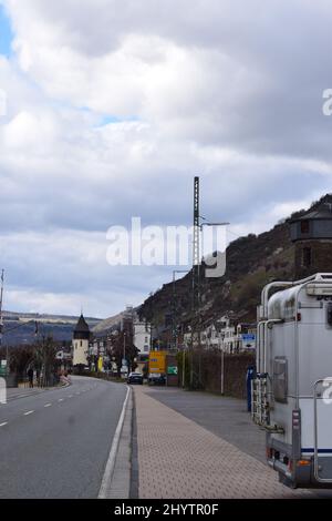 Rue au bord de l'eau dans la petite ville de Kaub Banque D'Images