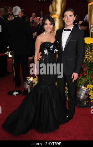 Vanessa Hudgens et Zac Efron assistent aux Oscars annuels 81st de l'Académie, qui se tiennent au Kodak Theatre de Los Angeles. Banque D'Images