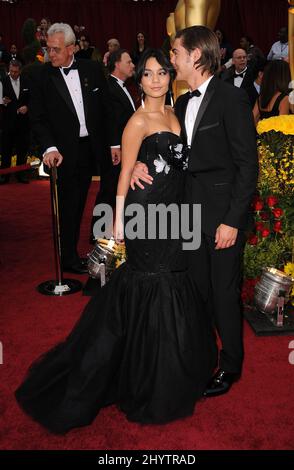 Vanessa Hudgens et Zac Efron assistent aux Oscars annuels 81st de l'Académie, qui se tiennent au Kodak Theatre de Los Angeles. Banque D'Images