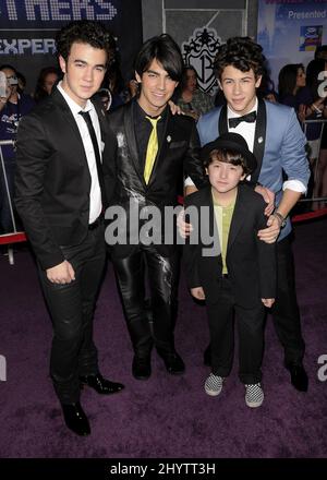 Joe Jonas, Nick Jonas et Kevin Jonas des frères Jonas et petit frère Frankie Jonas à la première mondiale « Jonas Brothers: 3D concert Experience » au théâtre El Capitan à Hollywood, CA. Banque D'Images