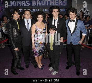 Joe Jonas, Nick Jonas et Kevin Jonas des frères Jonas avec leurs parents Kevin et Denise et le petit frère Frankie Jonas à la première mondiale « Jonas Brothers: 3D concert Experience » au théâtre El Capitan à Hollywood, CA. Banque D'Images