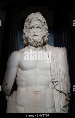 Ancienne statue de Zeus, Dieu du ciel et du tonnerre dans la mythologie grecque. 2nd Century ce. Musée archéologique d'Istanbul, Turquie. Banque D'Images