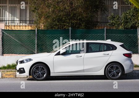 Side, Turquie – 18 2022 février : la BMW série 1 blanche est garée dans la rue par une chaude journée d'automne Banque D'Images