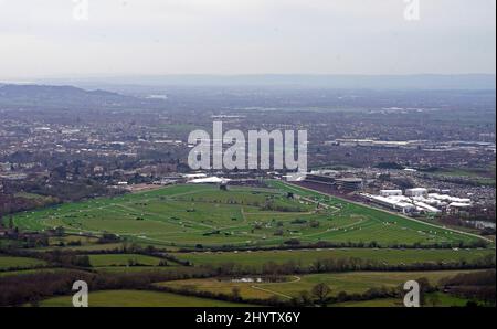 La vue depuis Cleeve Hill pendant le Sporting Life Arkle Challenge Trophée de novices Chase le premier jour du Cheltenham Festival à Cheltenham Racecourse. Date de la photo: Mardi 15 mars 2022. Banque D'Images