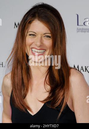 Debra Messing arrive pour la « Launch Party for Latisse » au salon Latisse, West Hollywood, Californie. Banque D'Images