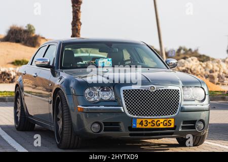 Side, Turquie - 02 février 2022 : le Chrysler 300c noir est stationné dans la rue par une chaude journée Banque D'Images