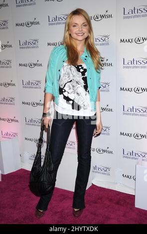 Izabella Miko arrive pour la « Launch Party for Latisse » au salon Latisse, West Hollywood, CA. Banque D'Images