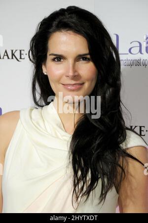 Angie Harmon arrive pour la « Launch Party for Latisse » au salon Latisse, West Hollywood, Californie. Banque D'Images