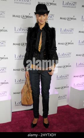 Lady Victoria Hervey arrive pour la « Launch Party for Latisse » au salon Latisse, West Hollywood, CA. Banque D'Images