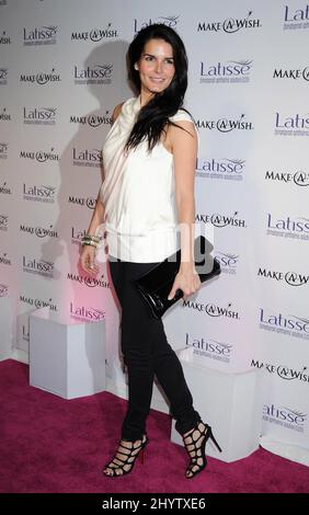 Angie Harmon arrive pour la « Launch Party for Latisse » au salon Latisse, West Hollywood, Californie. Banque D'Images