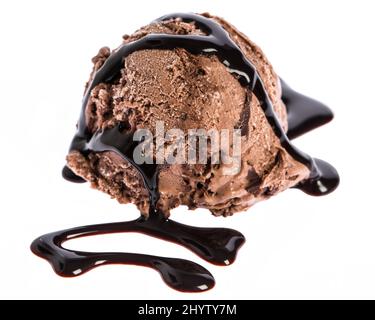 Une cuillère de glace au chocolat recouverte de sauce au chocolat Banque D'Images