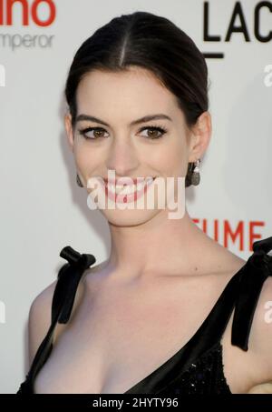 Anne Hathaway arrivant pour la première de 'Valentino: Le dernier Empereur', Los Angeles, Etats-Unis. Banque D'Images