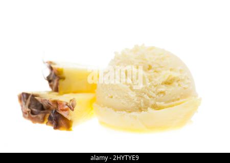 Une cuillère d'ananas à l'avant avec des fruits isolés sur fond blanc Banque D'Images