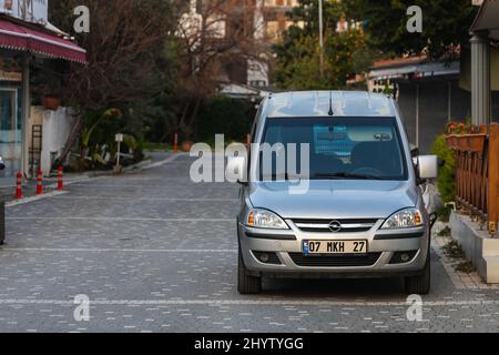 Side, Turquie - 18 février 2022 : Silver Opel Combo est garée dans la rue lors d'une journée chaude sur la toile de fond d'un centre historique Banque D'Images