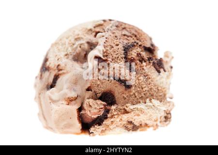 Une boule de glace tiramisu vue sur le côté isolée sur fond blanc Banque D'Images
