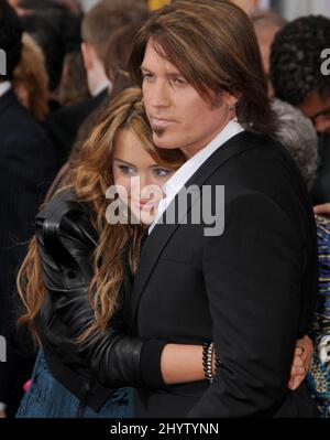 Miley Cyrus et Billy Ray Cyrus à Hannah Montana: Le film, première mondiale au théâtre El Capitan à Hollywood, Californie. Banque D'Images