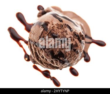 une seule cuillère à glace au chocolat avec garniture au chocolat isolée sur fond blanc Banque D'Images
